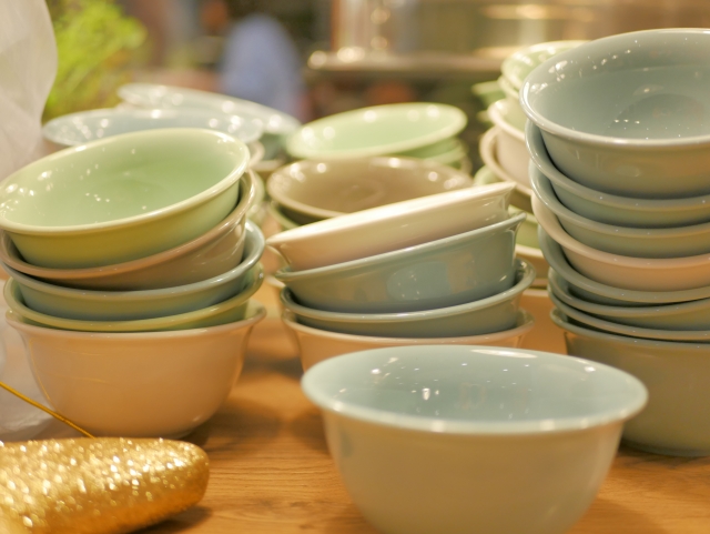 重なった食器