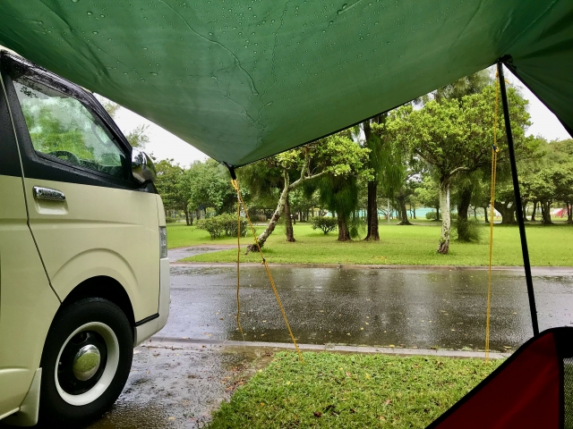 雨の日のキャンプ