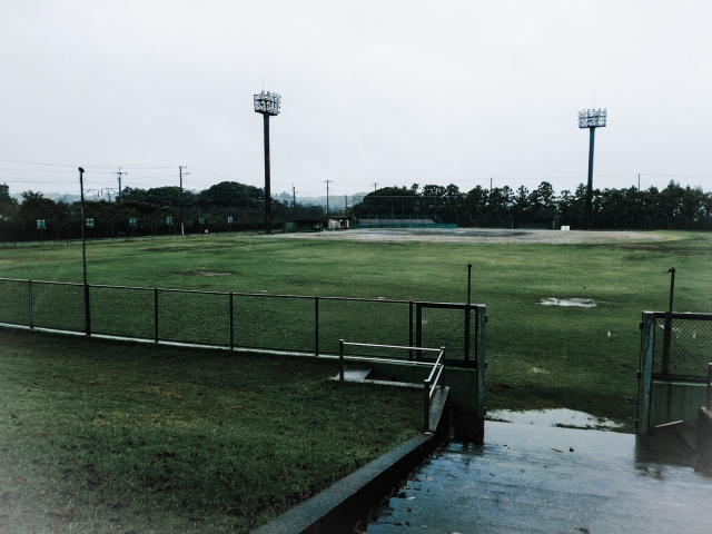 雨の野球場