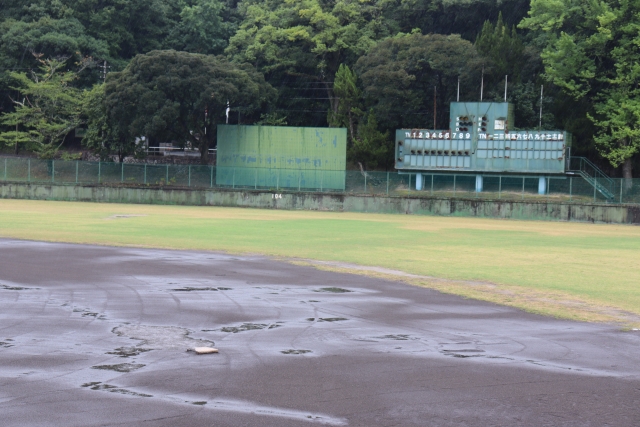 雨の野球場