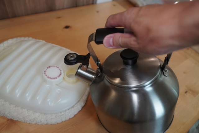 湯たんぽにお湯を入れる