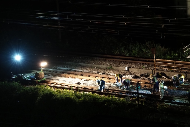 夜間の線路点検