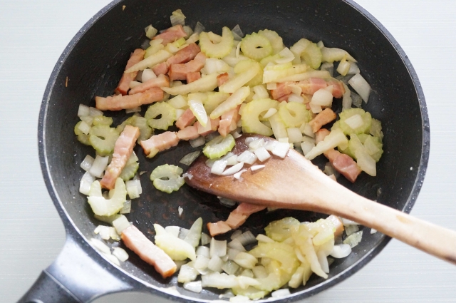 セロリを炒める