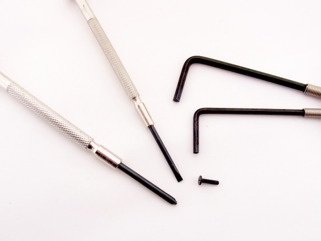 精密ドライバーや六角レンチ